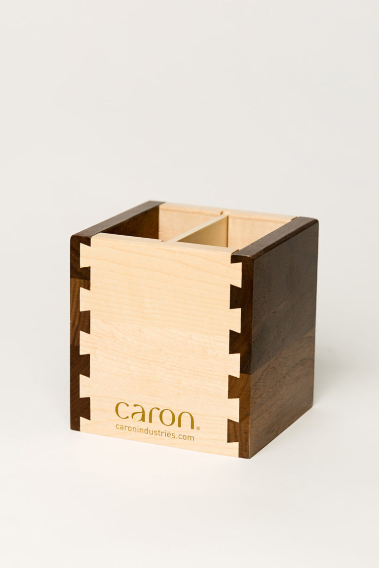 Boîte en bois avec logo Caron.